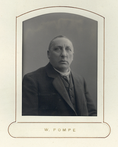 833051 Portret van W. Pompe, lid van de Kamer van Koophandel en Fabrieken te Utrecht, opgenomen in het ...